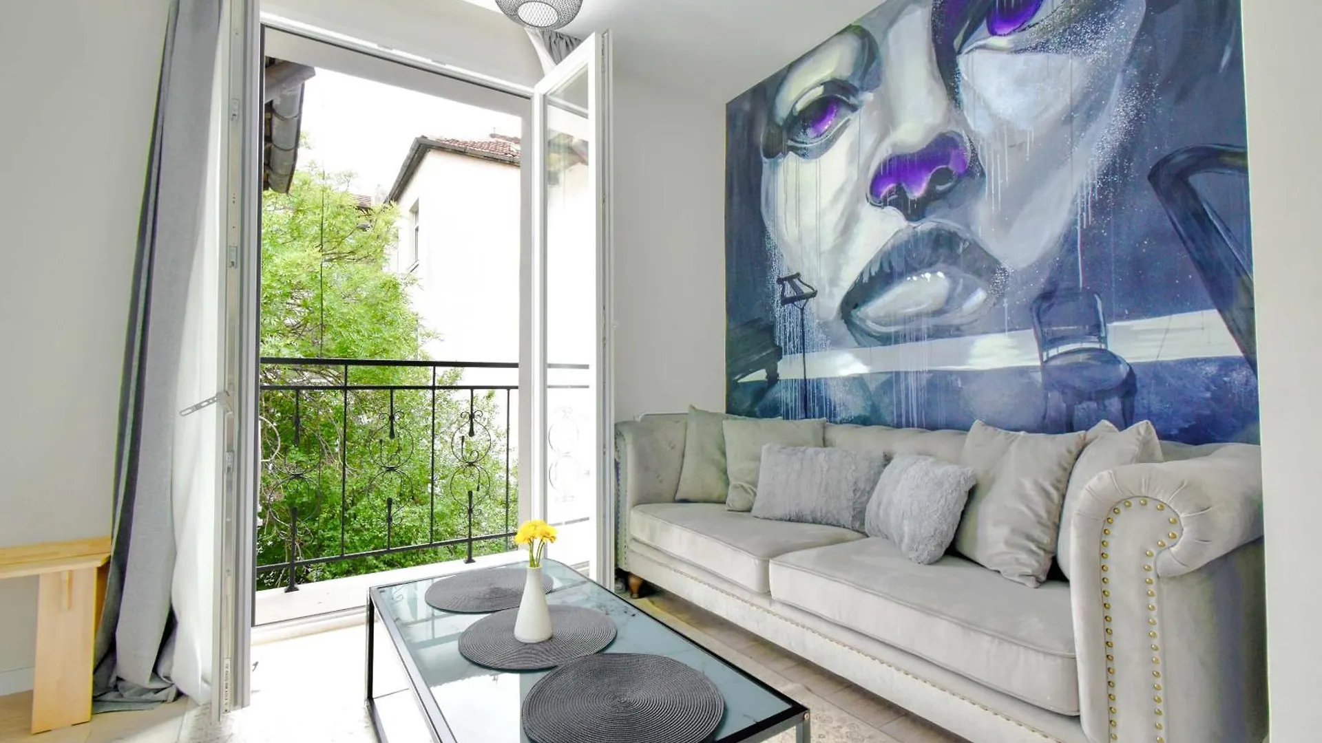 2 Private Suits - Art, Location, Quiet, Balconies Sófia
