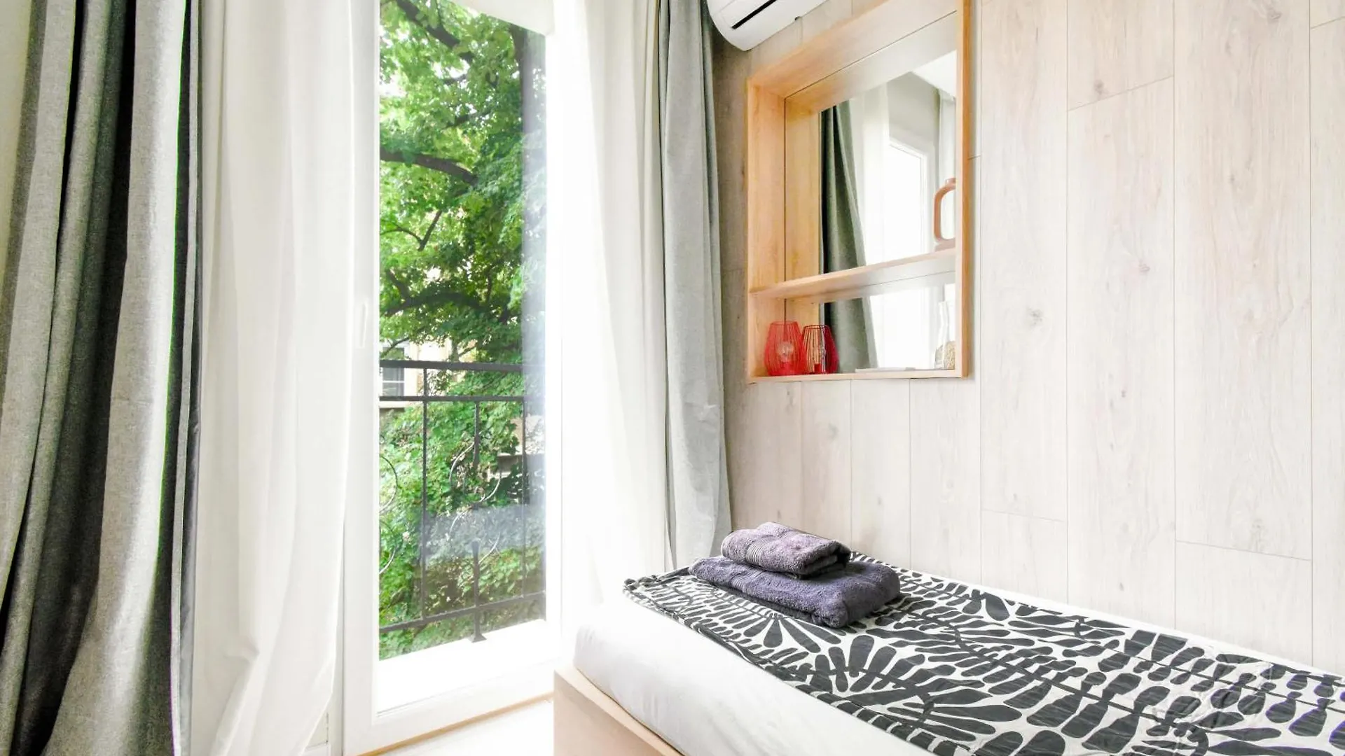 2 Private Suits - Art, Location, Quiet, Balconies ソフィア アパート